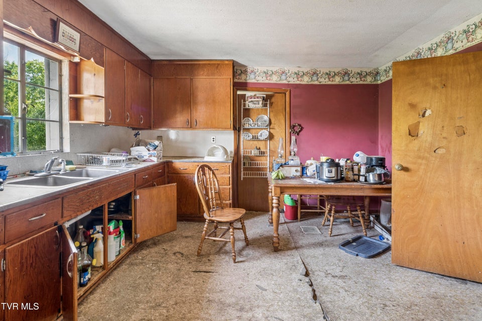 Photo #11: 3425 Bloomingdale Road