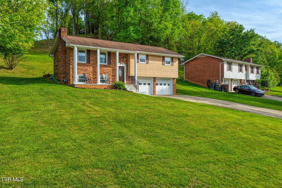 Photo #2: 820 Sherbrooke Circle