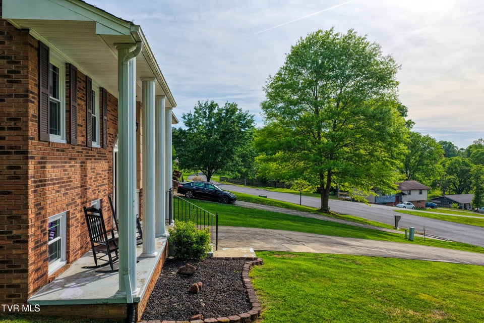 Photo #3: 820 Sherbrooke Circle