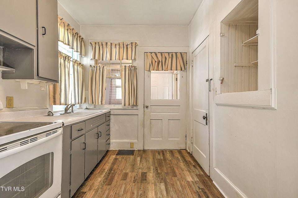 Photo #13: 400 New Street