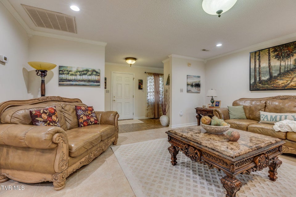 Photo #7: 9 Larchmont Lane