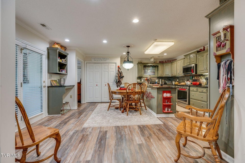 Photo #12: 9 Larchmont Lane