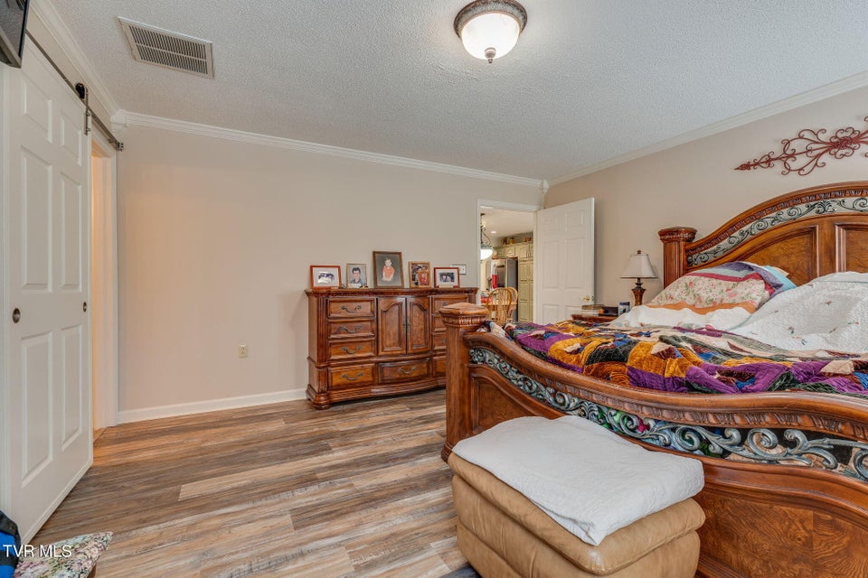 Photo #16: 9 Larchmont Lane