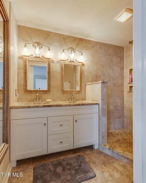 Photo #18: 9 Larchmont Lane