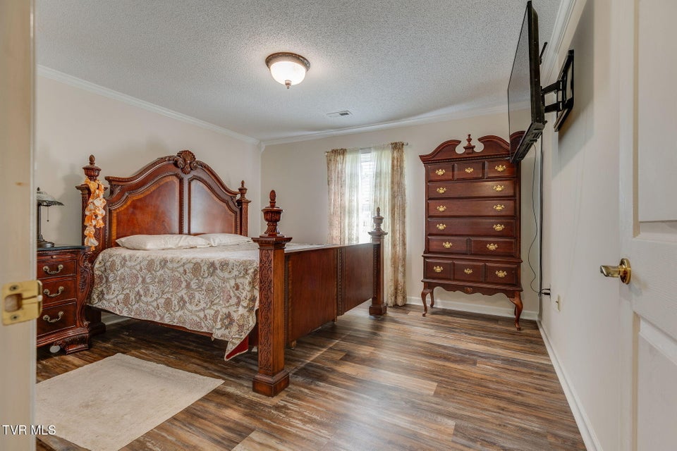 Photo #19: 9 Larchmont Lane