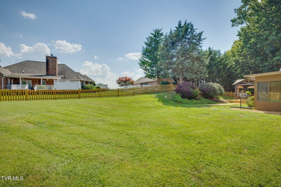 Photo #31: 9 Larchmont Lane