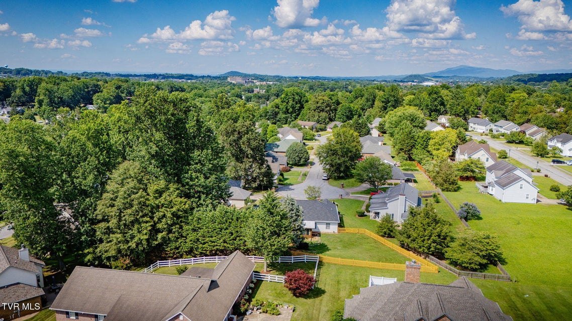 Photo #35: 9 Larchmont Lane