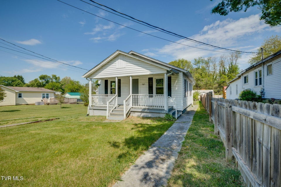 Photo #2: 2005 Bay Street