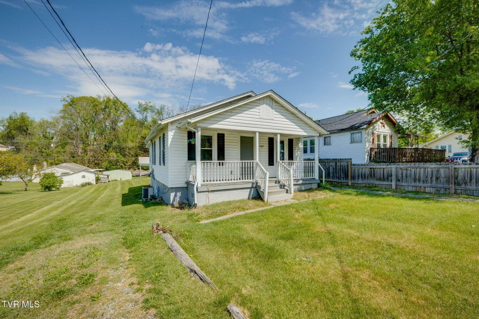 Photo #3: 2005 Bay Street