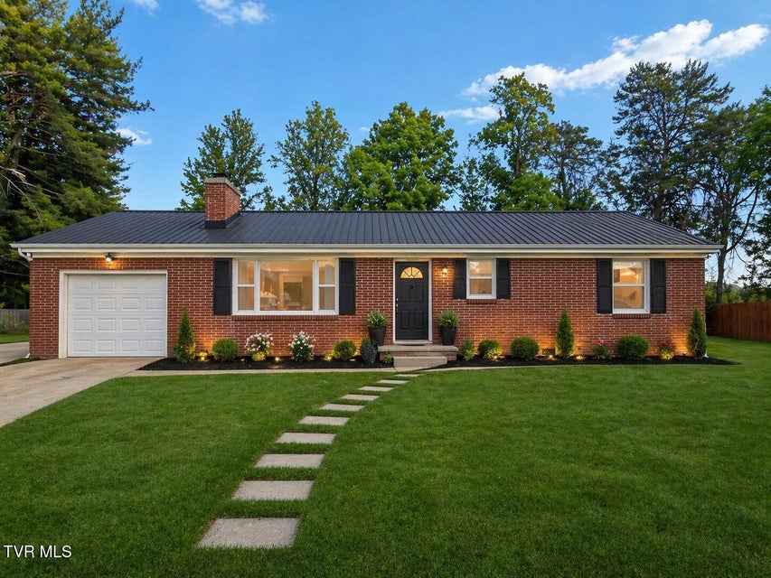 Photo #2: 408 Circle Heights Drive