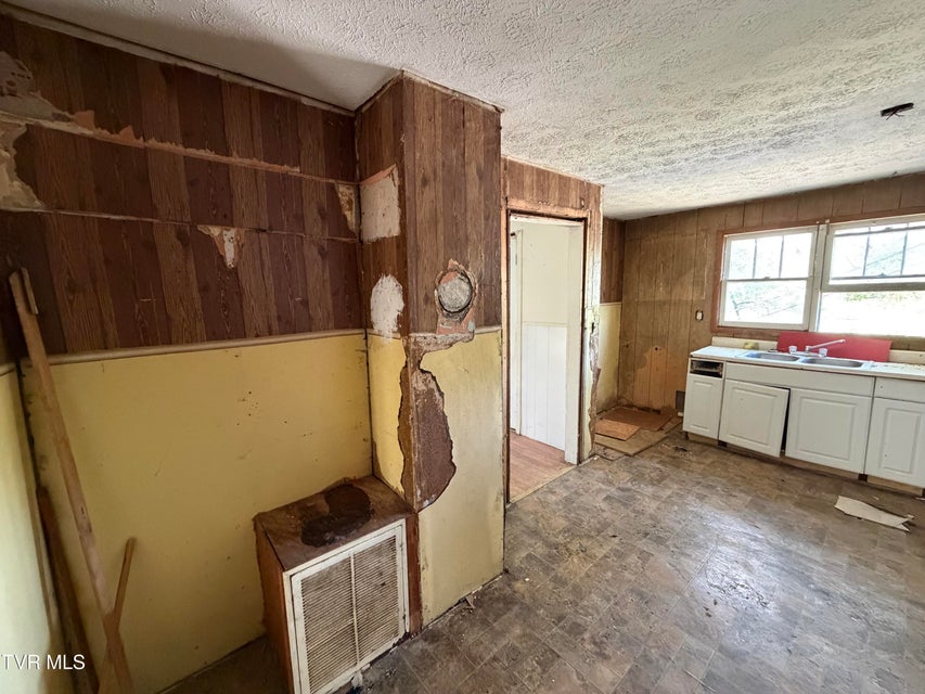 Photo #16: 1044 Fairway Avenue