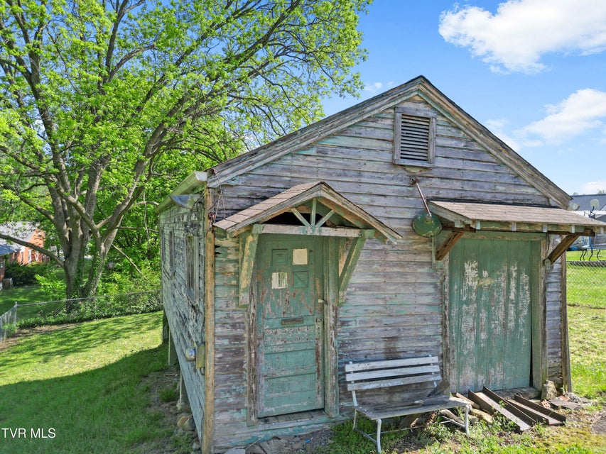 Photo #10: 617 Carson Street