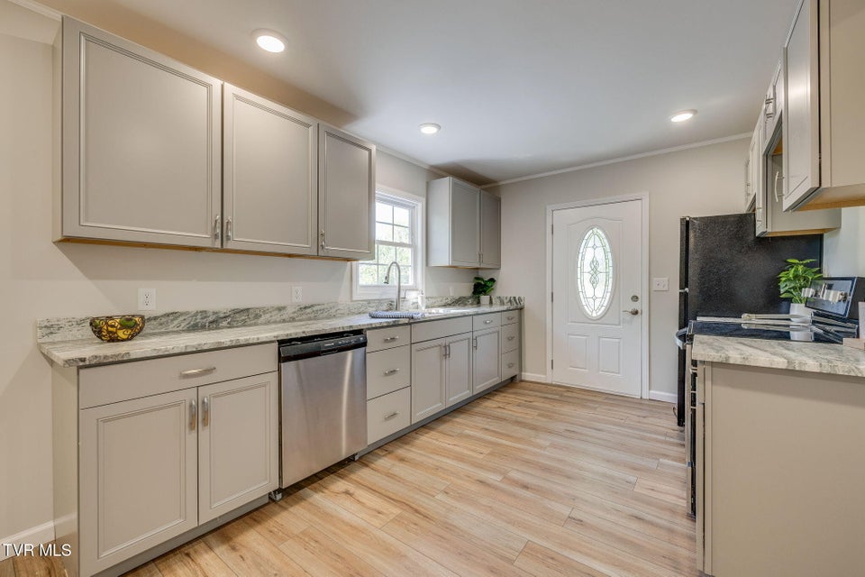 Photo #9: 112 Melrose Street