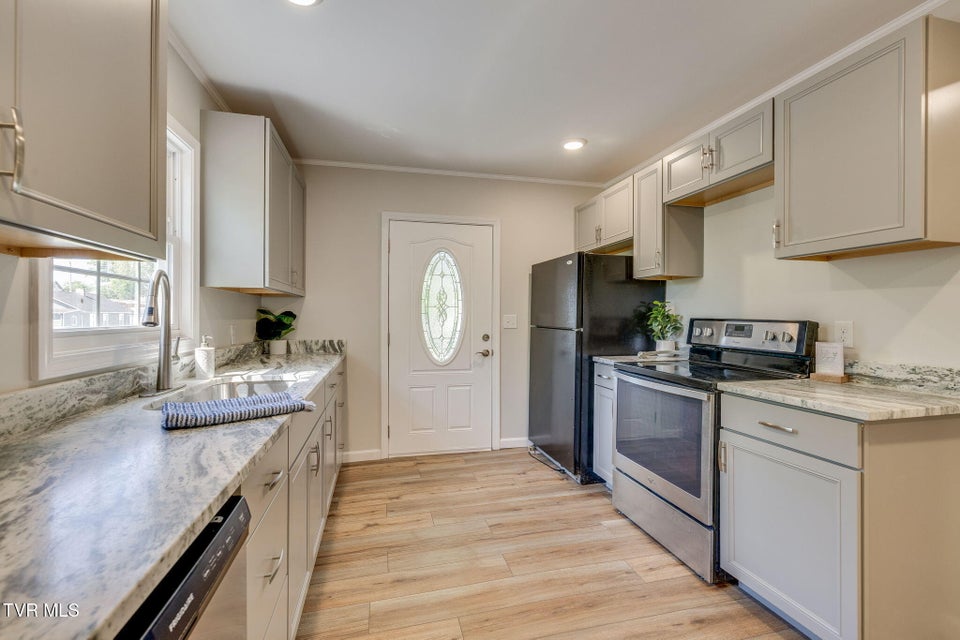 Photo #10: 112 Melrose Street