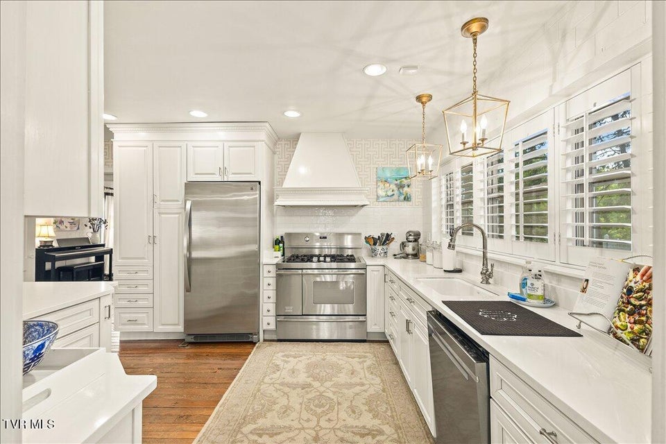 Photo #33: 802 Mountain View Circle