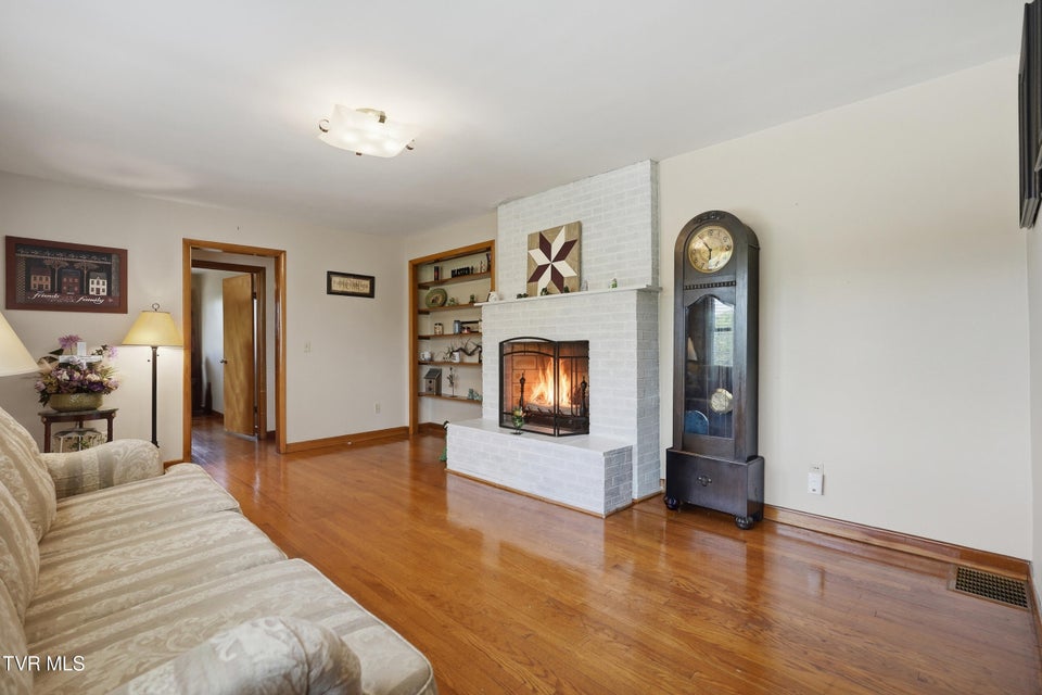 Photo #11: 26 Wh Short Street