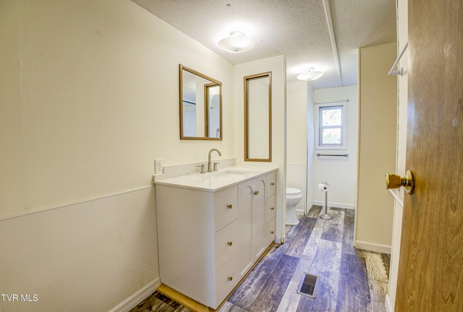 Photo #33: 475 White Sands Road