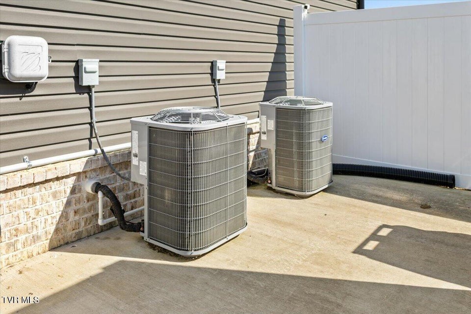 Photo #33: 433 Boulder Court