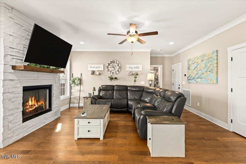 Photo #10: 433 Boulder Court