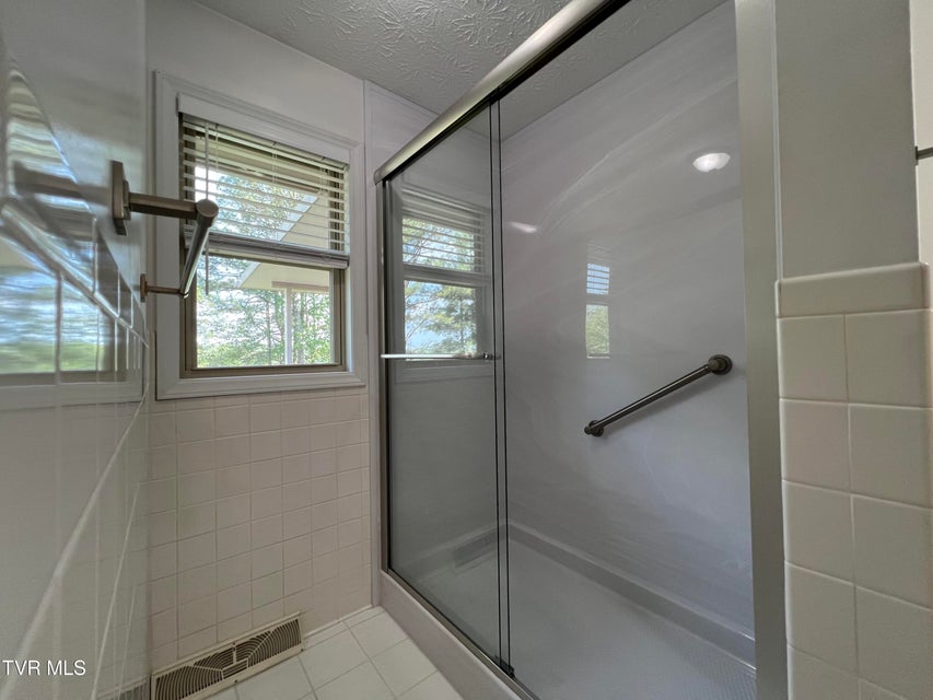 Photo #33: 737 Foothills Road