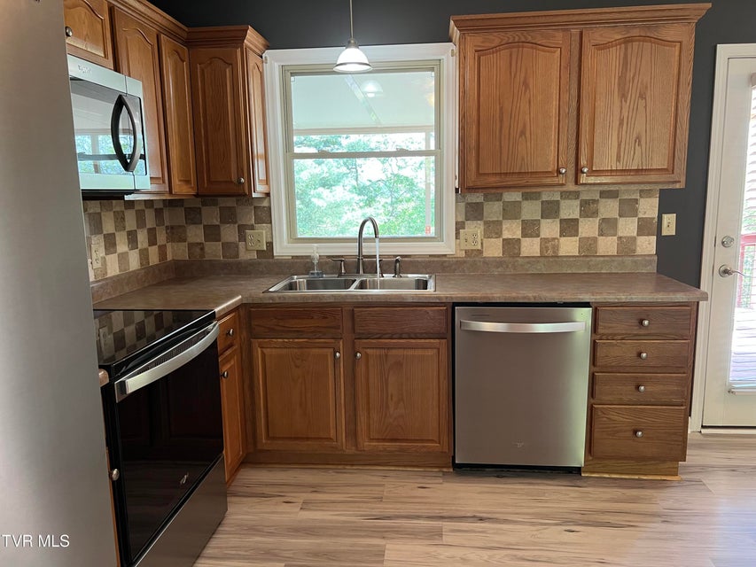 Photo #17: 737 Foothills Road