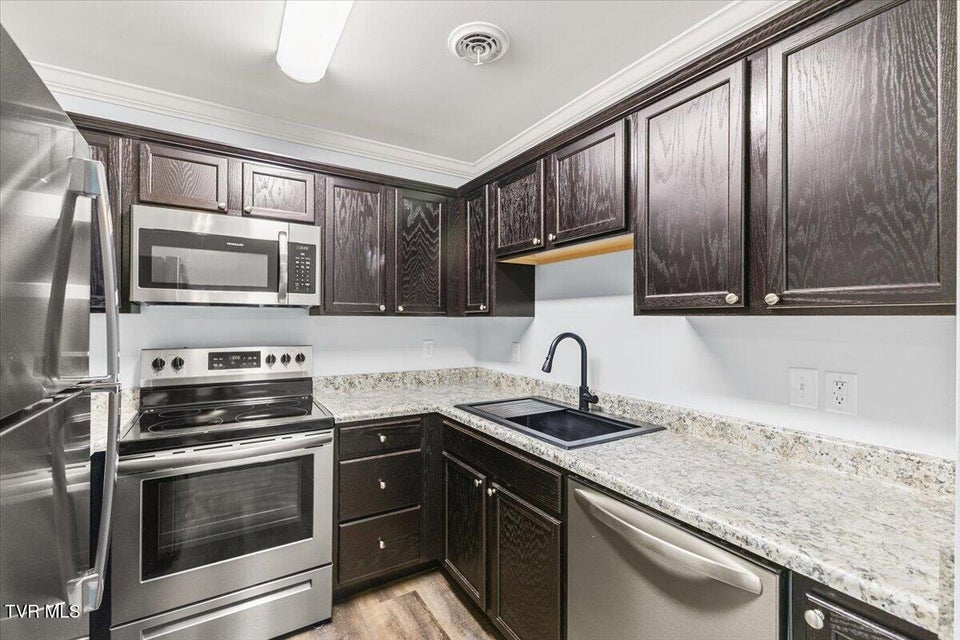 Photo #9: 61 Chatfield Square