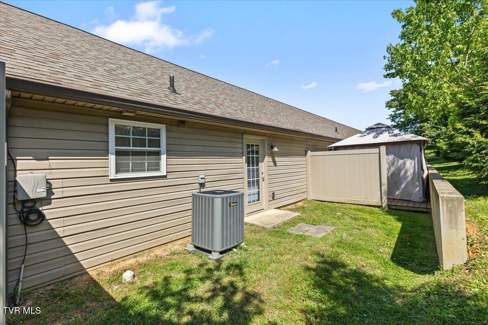 Photo #25: 61 Chatfield Square