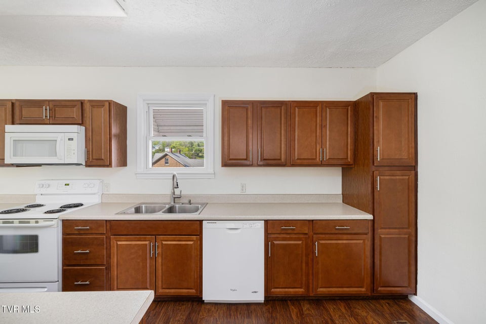 Photo #12: 153 Forest Avenue