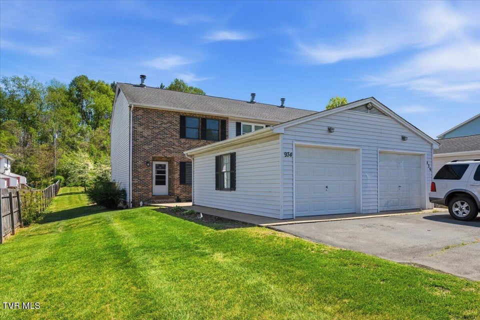 Photo #4: 934 Beverly Drive