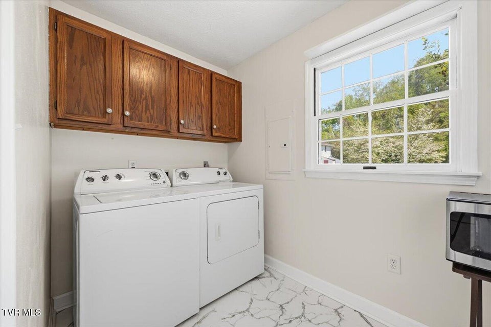 Photo #33: 934 Beverly Drive