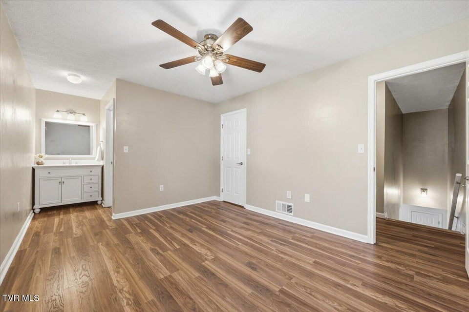 Photo #37: 934 Beverly Drive