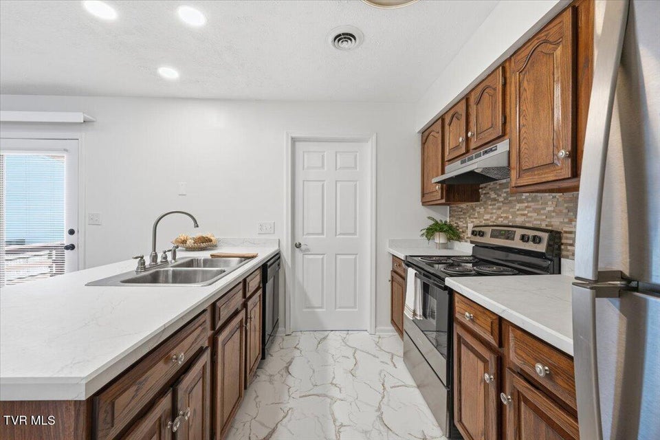 Photo #32: 934 Beverly Drive