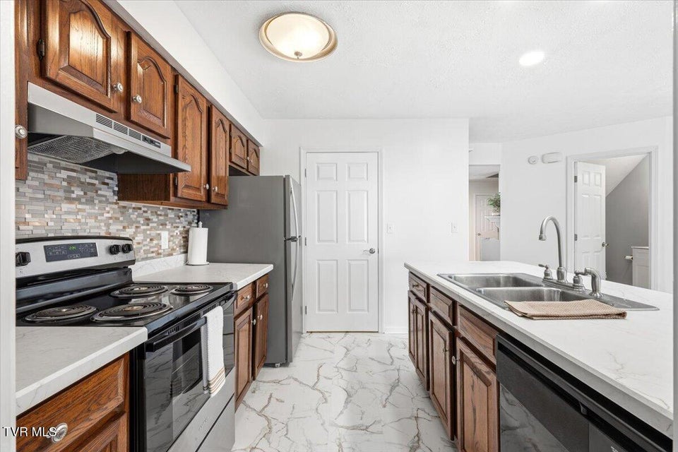 Photo #31: 934 Beverly Drive