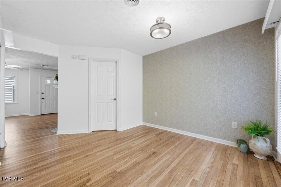 Photo #20: 934 Beverly Drive