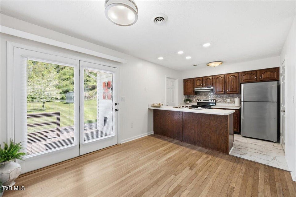 Photo #28: 934 Beverly Drive