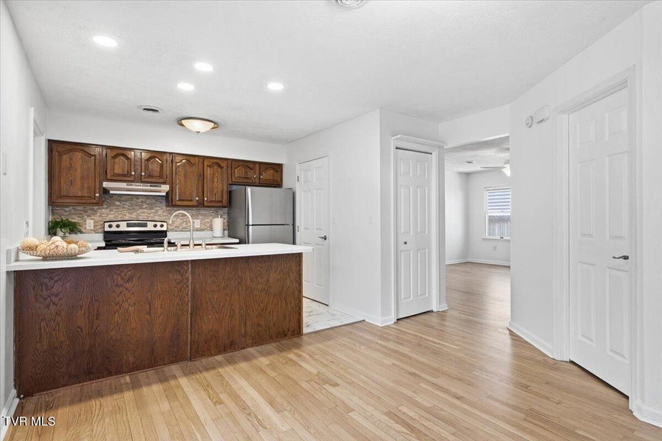 Photo #29: 934 Beverly Drive