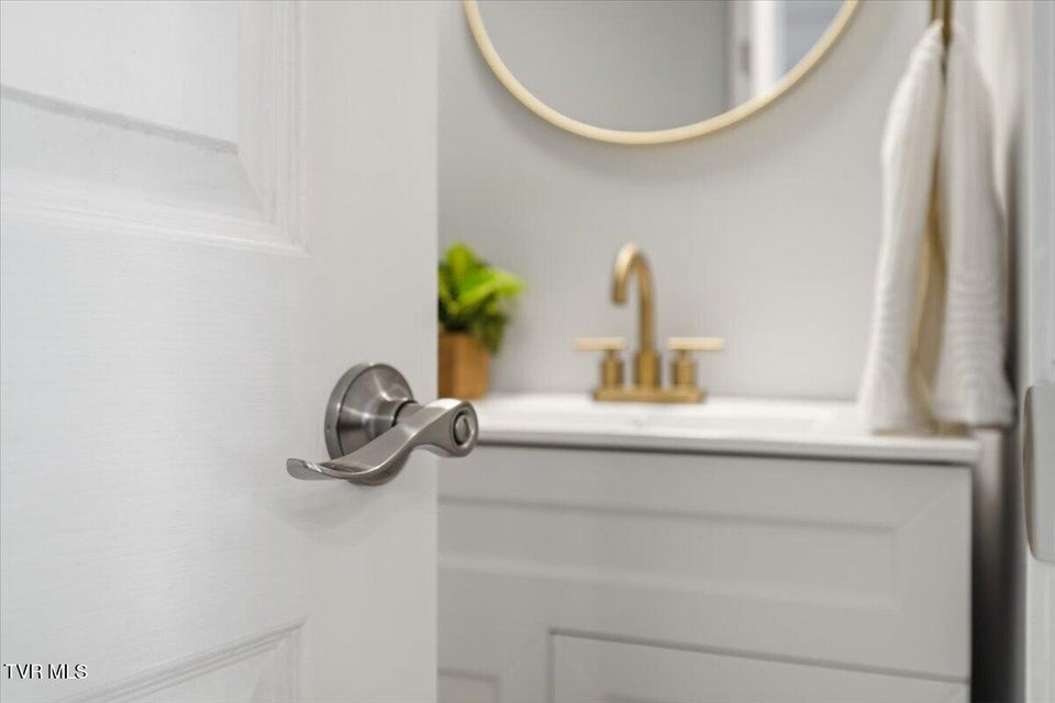 Photo #22: 934 Beverly Drive