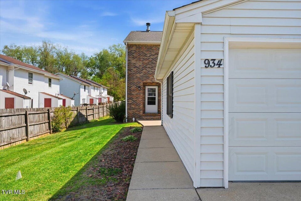 Photo #3: 934 Beverly Drive