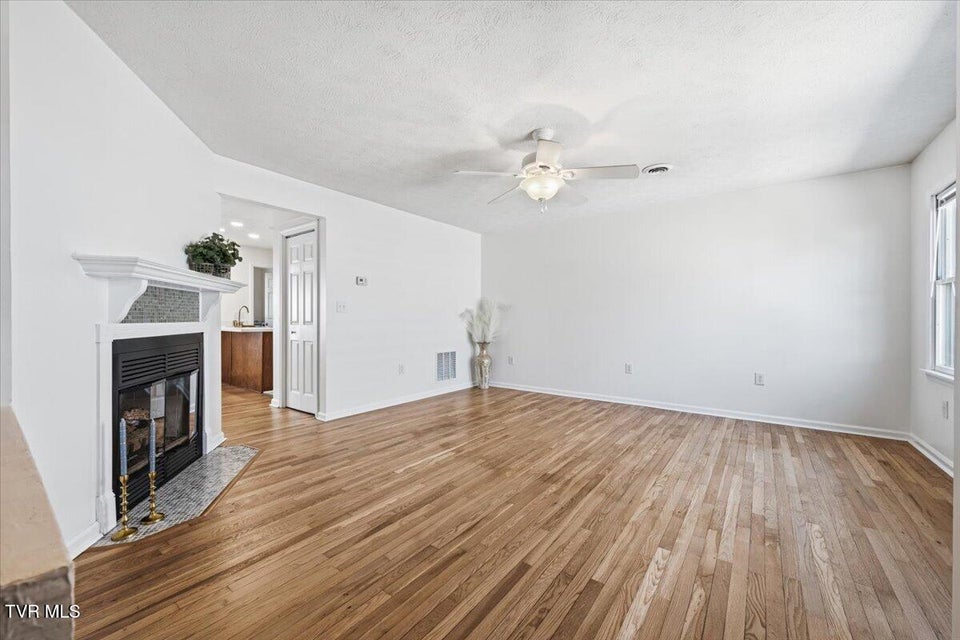 Photo #14: 934 Beverly Drive