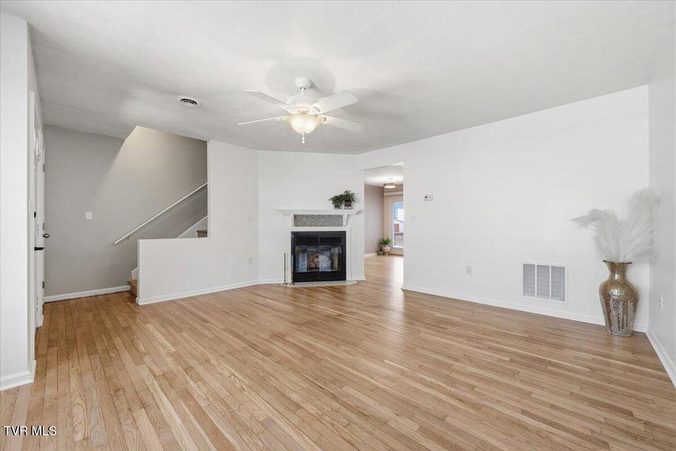 Photo #16: 934 Beverly Drive