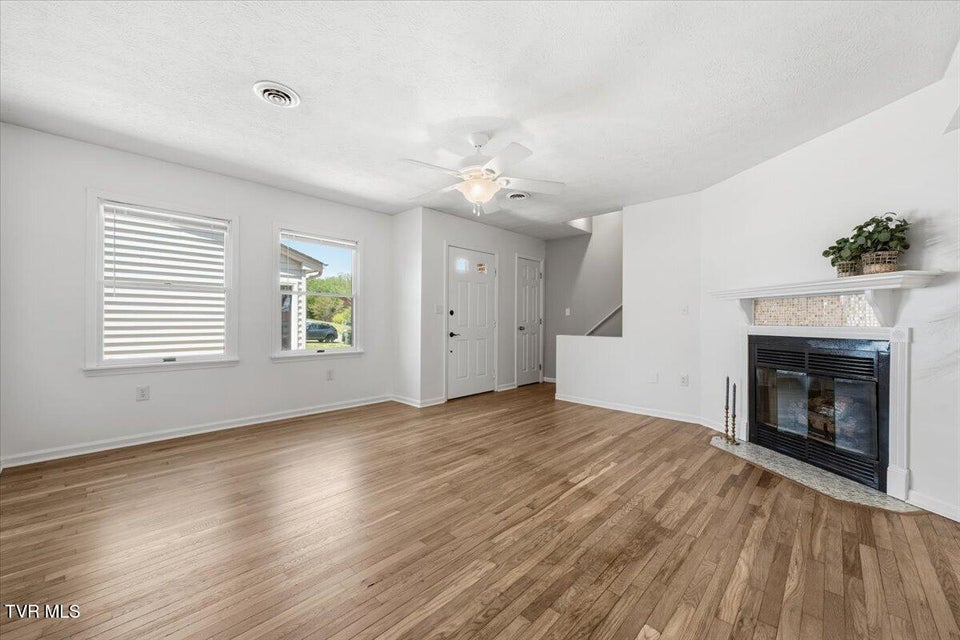 Photo #17: 934 Beverly Drive