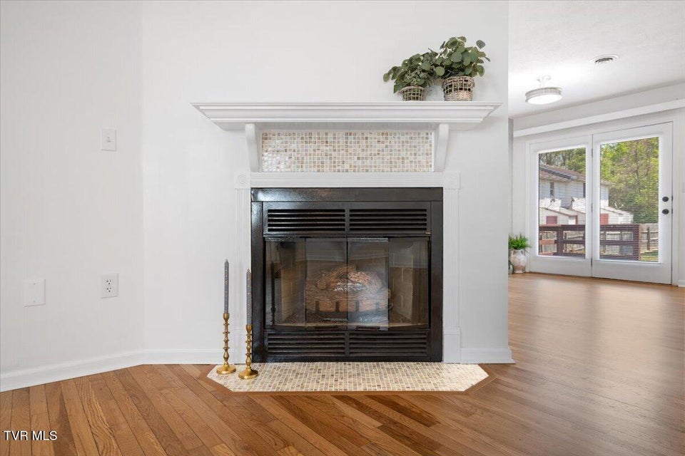 Photo #18: 934 Beverly Drive