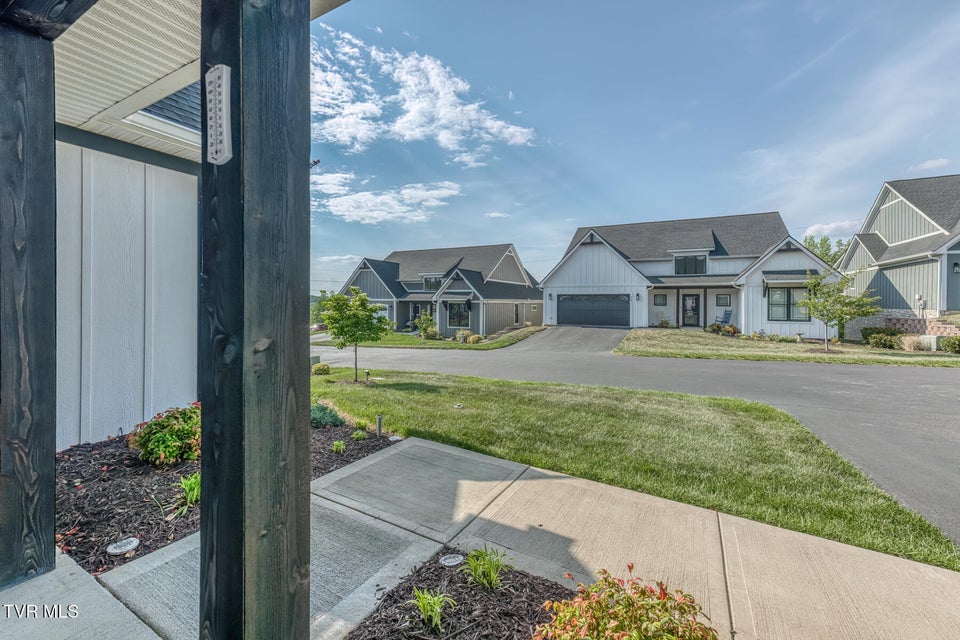 Photo #6: 818 Guaranda Drive