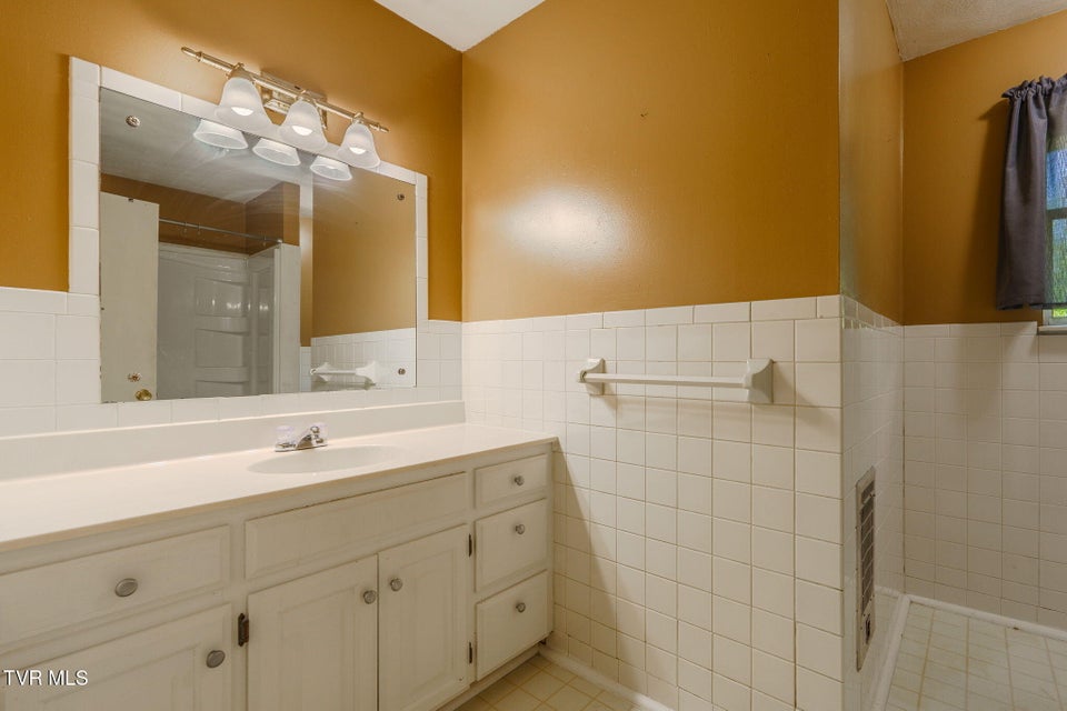 Photo #25: 812 Redbud Drive