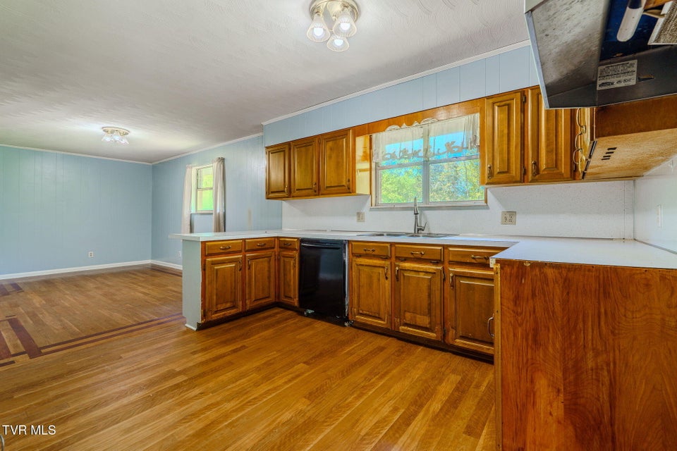 Photo #7: 812 Redbud Drive