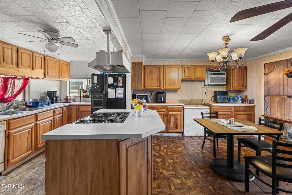 Photo #9: 555 Poplar Avenue