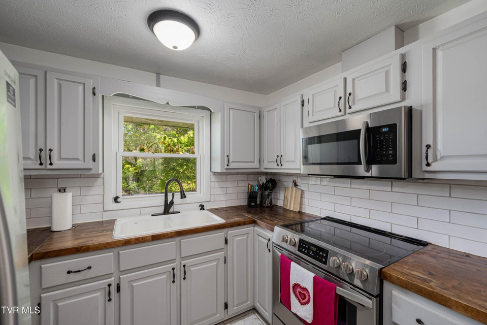 Photo #44: 214 Wilson Avenue