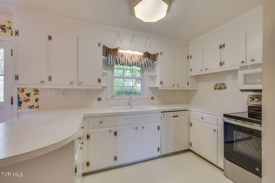 Photo #11: 1319 Lynnwood Drive