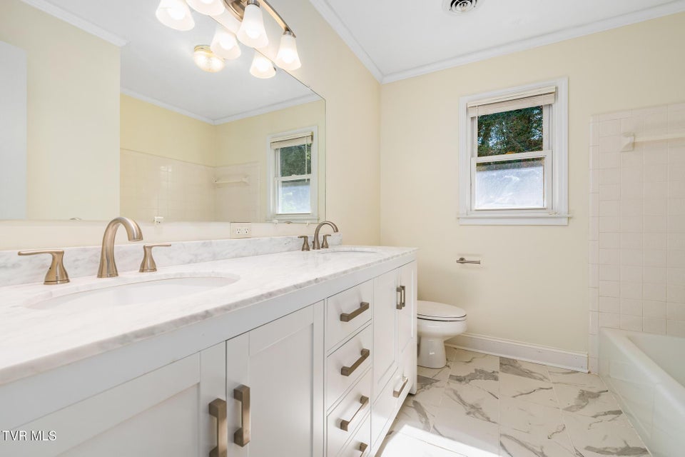 Photo #10: 1712 Willowood Court