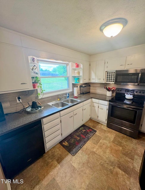 Photo #15: 138 Richard Street